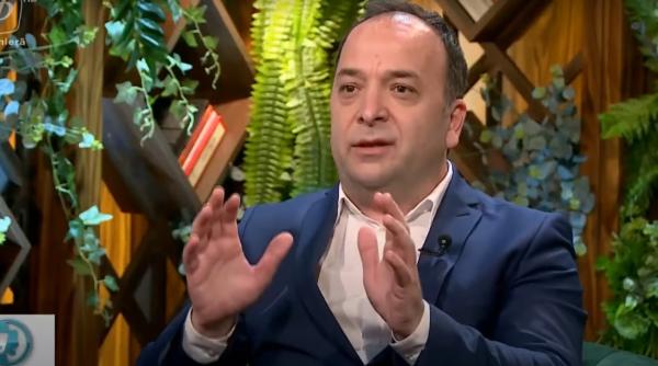 romanii se pregatesc de ce e mai rau si tin economiile la saltea adrian negrescu realizeaza ca promisiunile politicienilor sunt doar apa de ploaie
