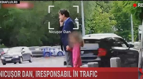 vrem o tara ca afara nicusor dan gest iresponsabil in trafic era cat pe ce sa fie calcat de o masina cu copilul in brate foto video