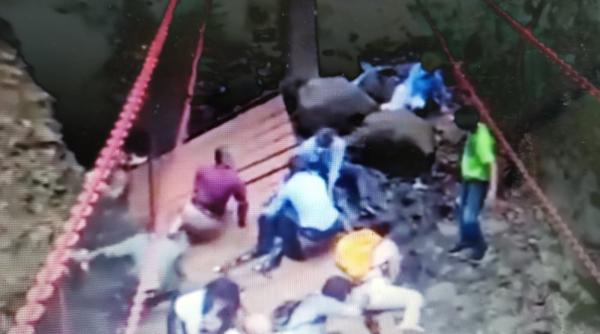 un pod s a prabusit chiar in timpul inaugurarii cel putin 25 de oameni au fost raniti printre care si primarul video