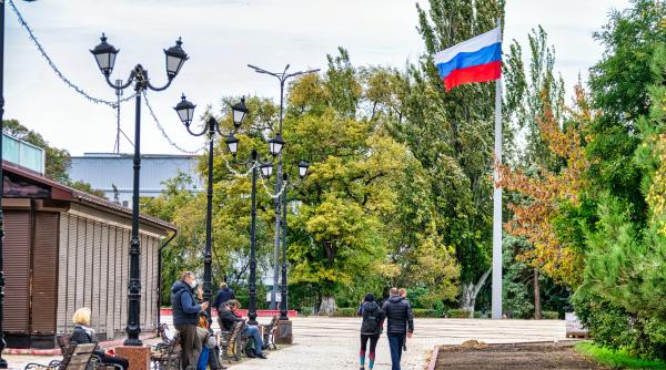 rusia cheltuie 17 milioane de dolari pe steaguri si steme nationale in scoli pentru a stimula patriotismul copiilor