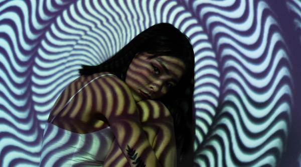 visezi repetitiv aceeasi persoana iata ce simbol se afla in spatele imaginii recurente