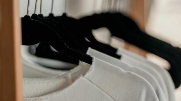 tricoul alb este patat sau are o nuanta gri pune l la fiert cu mai multe felii de lamaie si bucura te de rezultat