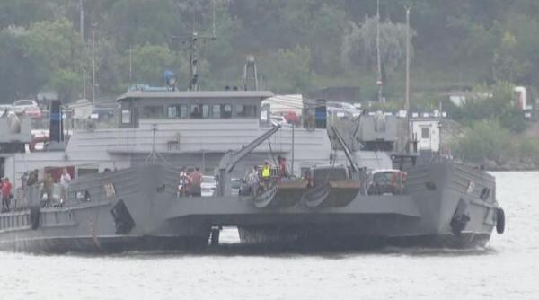 un bac fluvial militar actioneaza de astazi la punctul de trecere galati i c bratianu prin profesionalismul nostru suntem convinsi ca aceste doua luni vor fi materializate cu succes