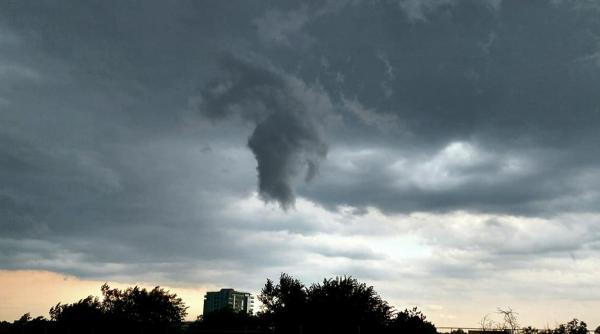 bucurestiul este sub avertizare de cod rosu copaci cazuti parcari inundate si drumuri impracticabile