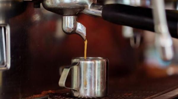 pune putin zat de cafea pe un burete si pune putin zat de cafea pe un burete si curata oalele urmele de arsura si grasime vor disparea