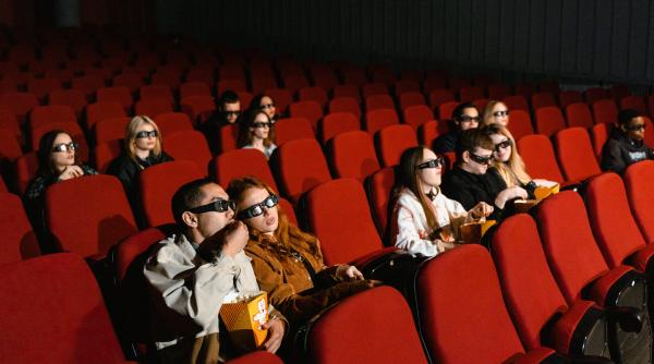 un film de animatie produs de disney pixar interzis in 14 tari din cauza unui sarut intre doua femei