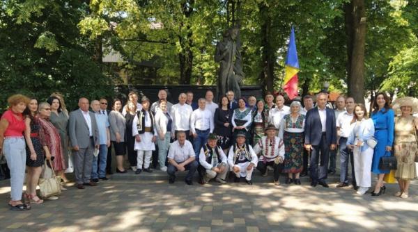 in plin razboi romanii din regiunea cernauti l au omagiat pe mihai eminescu