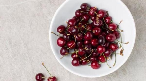 pandispan cu cirese un desert simplu de preparat este fraged si suculent