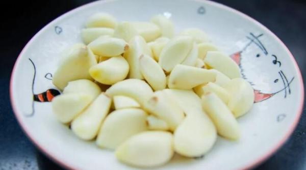 pune usturoiul curatat intr un pahar cu lapte un truc uimitor la care nu vei renunta niciodata