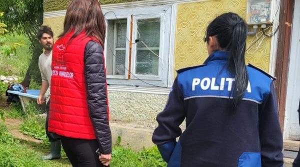 caz zguduitor in suceava o femeie sta inchisa intr un pod de aproape 3 ani fecale si urina adunate geamuri batute in cuie autoritatile locale stiu