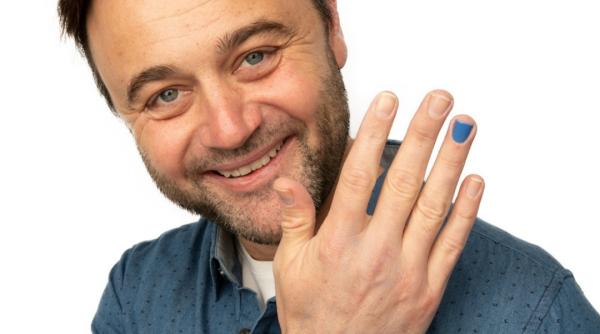 de ce unii barbati isi vopsesc doar o unghie cu oja nu te ai fi gandit la asa ceva