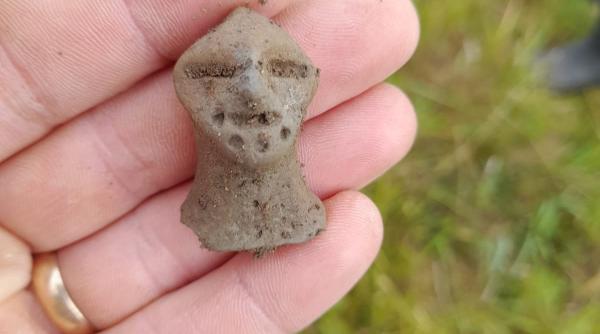 descoperire valoroasa la urlati statueta antropomorfa veche de peste 6 000 de ani gasita pe un santier arheologic foto