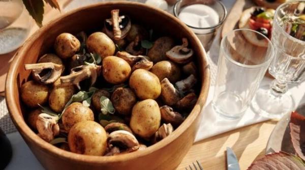 cartofi copti cu ciuperci si usturoi o reteta gustoasa si sanatoasa asa cum nu ai mancat vreodata