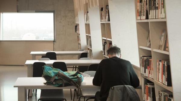 dispar unele facultati vom auzi tot mai rar de specializari ca fizica marketing si robotica