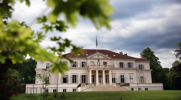 domeniul regal savarsin deschis vizitatorilor saptamanal de vineri pana duminica