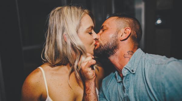 sarutul este la fel de bun pentru dinti precum periajul