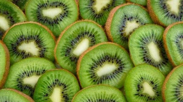 amesteca un kiwi cu un iaurt si ulei de argan si aplica pe ten cea mai buna masca anti imbatranire cu zero costuri
