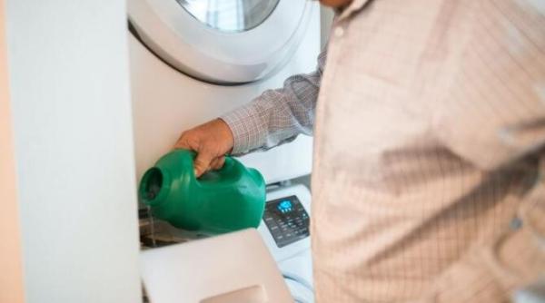 pune un burete metalic in cuva masinii de spalat trucul ingenios al gospodinelor cu experienta