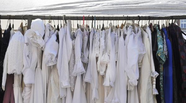 a gasit 7000 de dolari intr o haina second hand ce a facut vanzatoarea mai rar