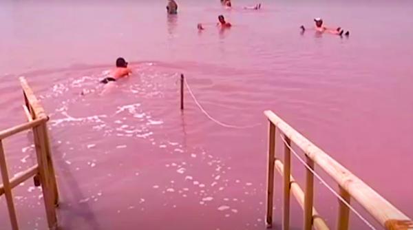 exista in lume un lac sarat de culoare roz spectacol al naturii pentru unii dezamagire pentru altii miroase a varza putrezita