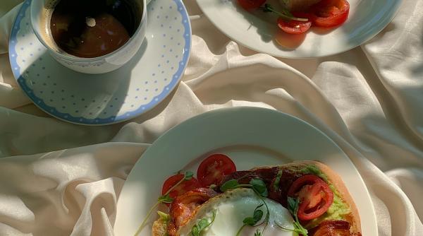 mic dejun simplu oua cu pancetta si rosii cherry reteta