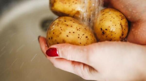 nu mai arunca cojile de cartofi iata ce minuni pot face pentru pielea ta