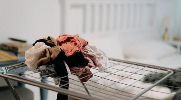 scoate petele de pe haine cu creta un truc simplu si eficient