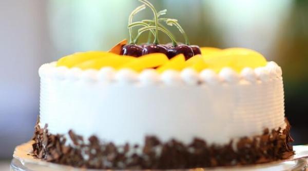 tort cu nuca de cocos si ciocolata alba usor ca un nor si super delicios