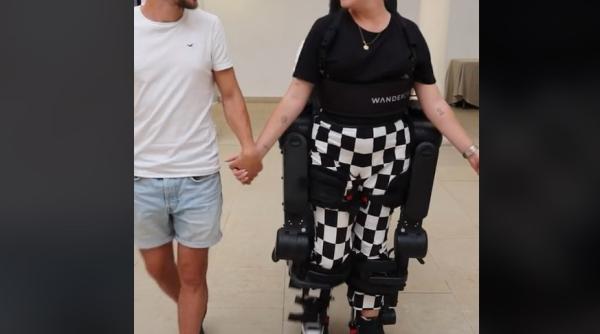 video dupa 5 ani de paralizie a reusit se ridice din scaunul cu rotile si sa mearga din nou cu ajutorul unui exoschelet