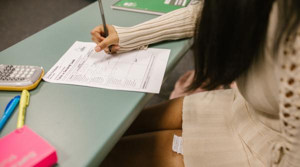 ca in filmele cu spioni o femeie de 45 de ani eliminata din bacalaureat dupa ce a fost prinsa cu un pix telefon