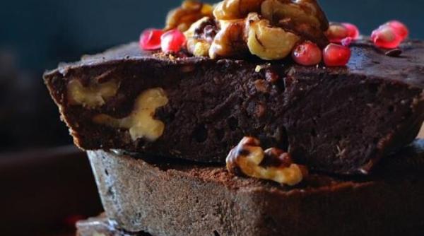 negresa cu cirese si migdale un desert delicios fara coacere gata in 10 minute