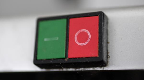 parlamentarii unei tari au primit butoane de panica care este motivul