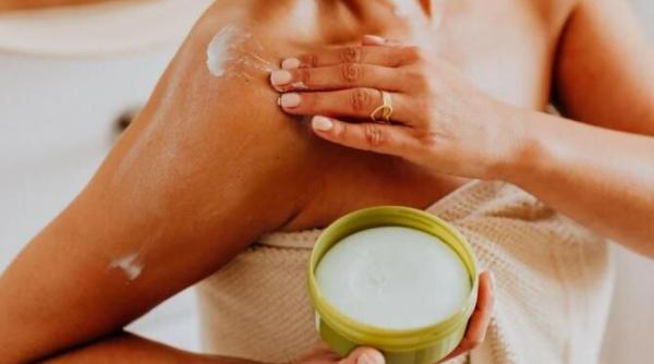 piele catifelata ca o piersica deschide frigiderul si exfoliantul este gata fara zat de cafea si fara miere