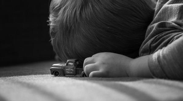 un baietel de 5 ani a murit dupa ce mama lui l a uitat in masina la 37 de grade se grabea sa organizeze o petrecere