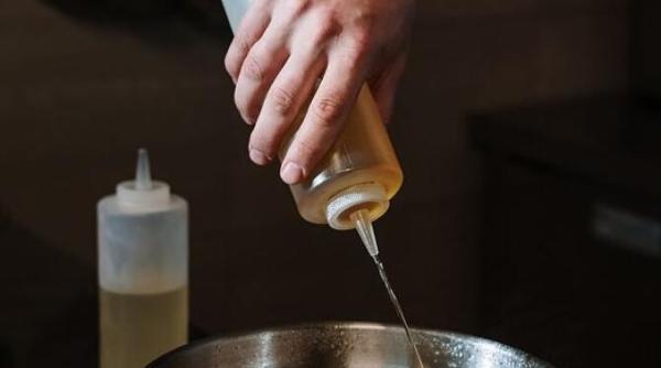 curata usor recipientul pentru ulei cu aceasta metoda ieftina vei scapa rapid de stratul de grasime