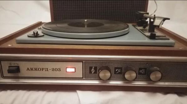 mai ai prin pod pick up ul rusesc la care ascultai povesti in copilarie iata cat valoreaza azi vedeta anilor 70