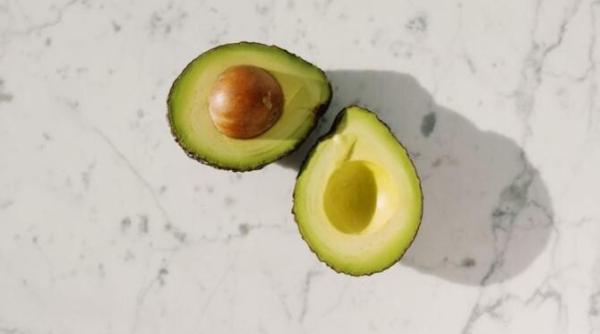 cu acest truc orice avocado se va coace in doar 10 minute incearca l si nu vei regreta