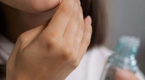 fa ti propriul demachiant acasa ai nevoie de apa de trandafir si ulei de masline