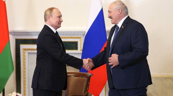 putin ii face cadou lui lukasenko sistemele de rachete iskander m pot folosi atat rachete balistice cat si de croaziera