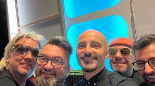 trupa voltaj la un pas sa se dizolve mama unui membru al trupei i a convins sa revina pe scena