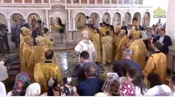 video momentul in care patriarhul kirill s a prabusit in timpul ceremoniei bisericii ruse