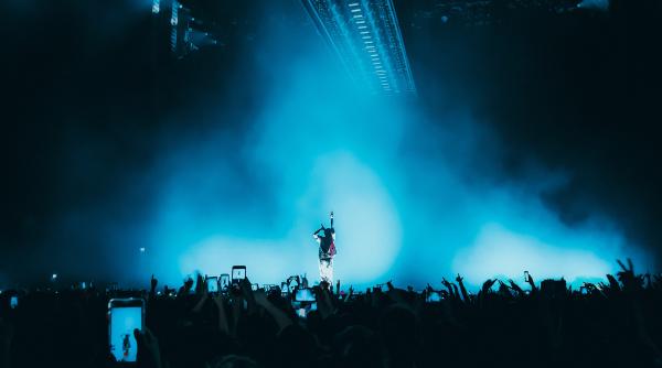 bono solistul trupei u2 are un frate vitreg tatal meu a avut o prietenie profunda cu aceasta femeie superba