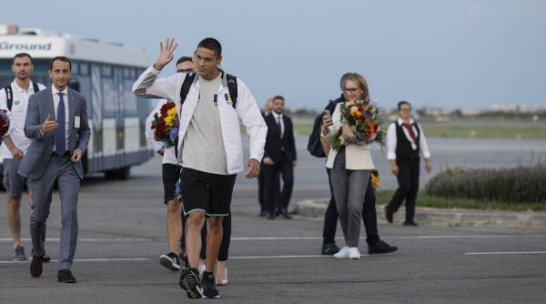 david popovici a revenit in romania cu cele doua medalii de aur castigate