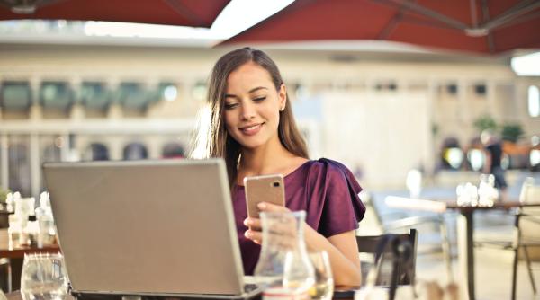 de ce sa ti tii telefonul in mana dreapta cand vorbesti sfatul ciudat al lui steve jobs