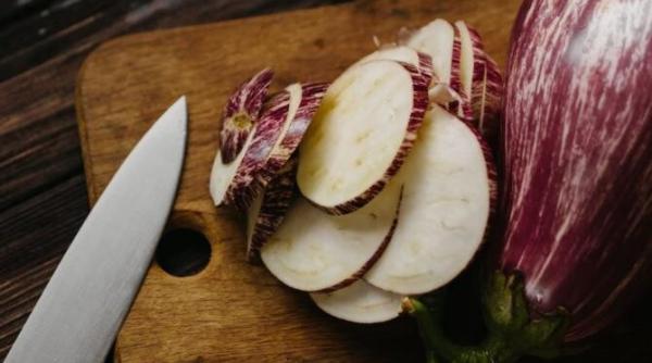 chiftele cu vinete si ricotta crocante pe exterior si suculente pe interior copiii vor cere o portie in plus