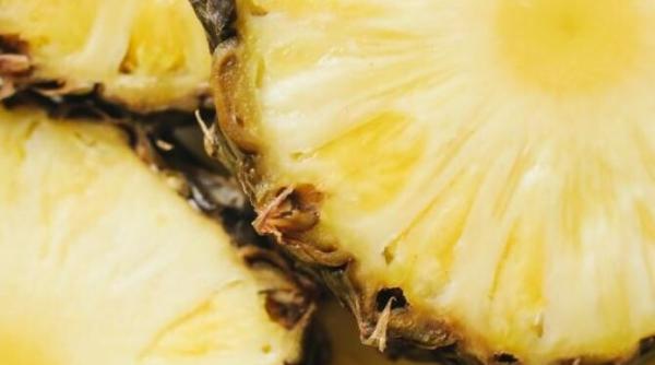 desert spectaculos cu ananas are un gust exotic si poate fi consumat si de cei care sunt la dieta