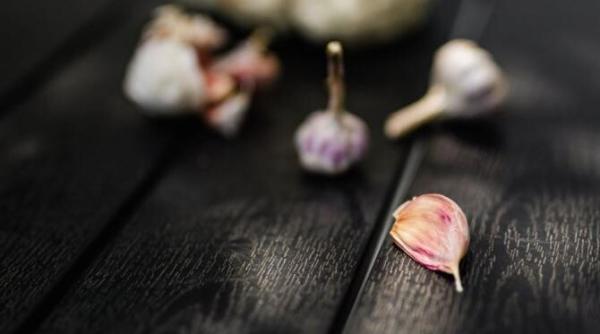 frecati o bucatica de usturoi pe piele ceea ce se intampla este uimitor