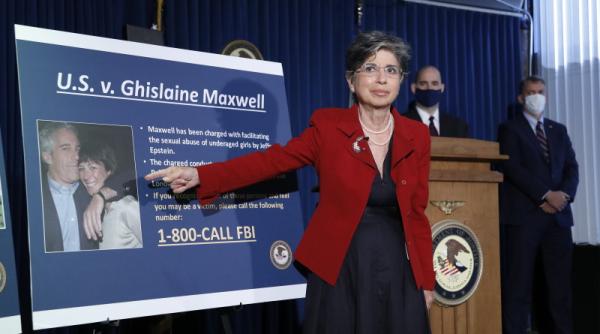 ghislaine maxwell va fi condamnata pentru trafic de minori racola fete pentru jeffrey epstein printul andrew si alte personalitati