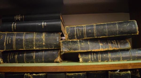 carti legate cu piele umana donatoarea a murit din cauza a 8 milioane de chisturi aparute pe corp