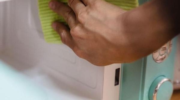 cum iti poti curata cuptorul cu microunde in locuri greu accesibile doar in cateva minute